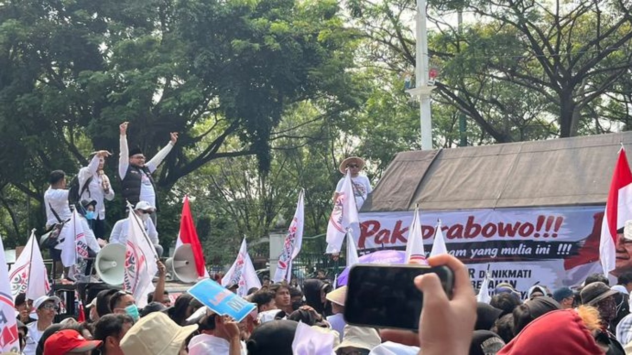 Massa menggelar aksi unjuk rasa di Jalan Medan Merdeka Selatan sisi utara, Jakarta Pusat, Rabu, 8 Juli 2026. (Ntvnews.id/Adiansyah)