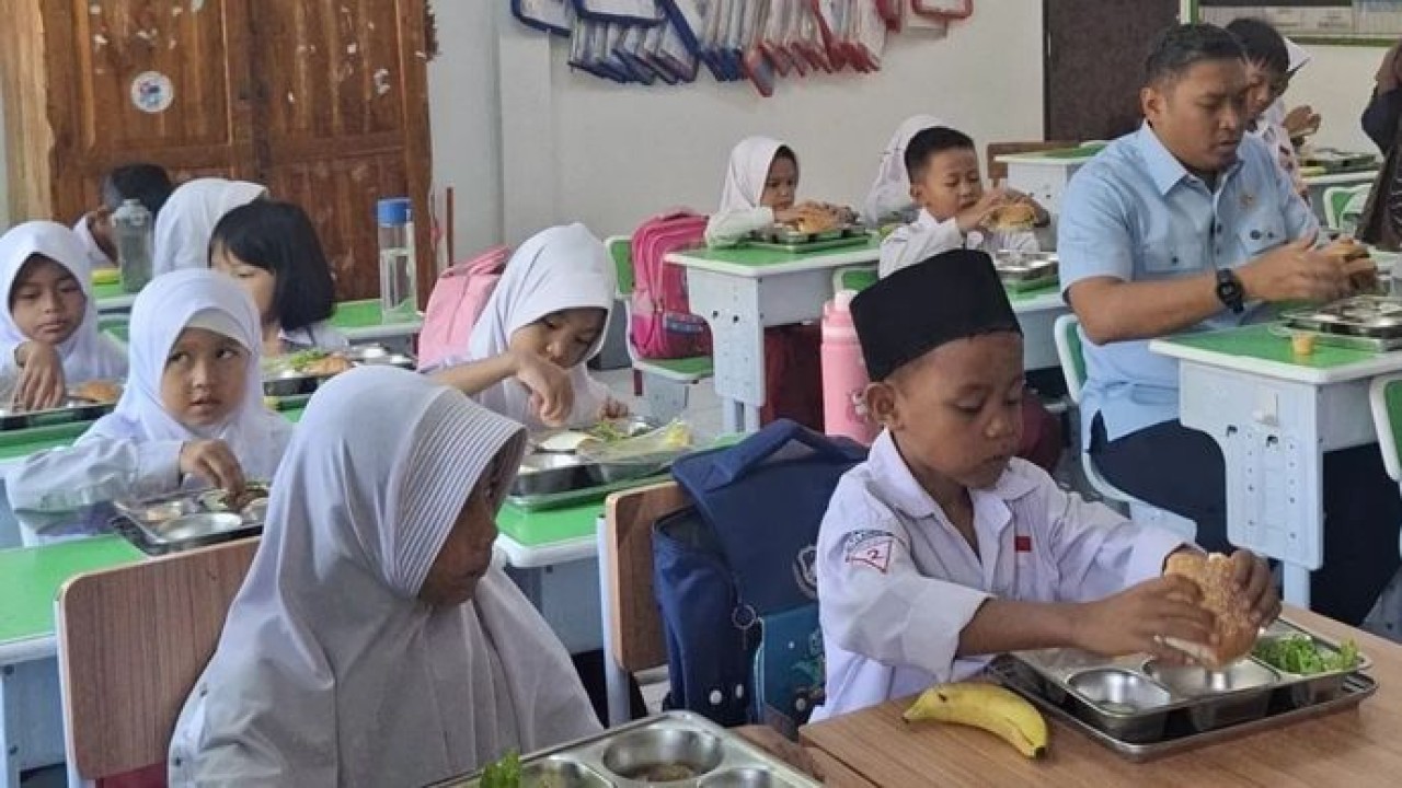 Kepala Badan Gizi Nasional (BGN) Sudaryono sidak ke SDN Bantarjati 9, Kota Bogor, Jawa Barat, Jumat, 24 Juli 2026. (Antara)