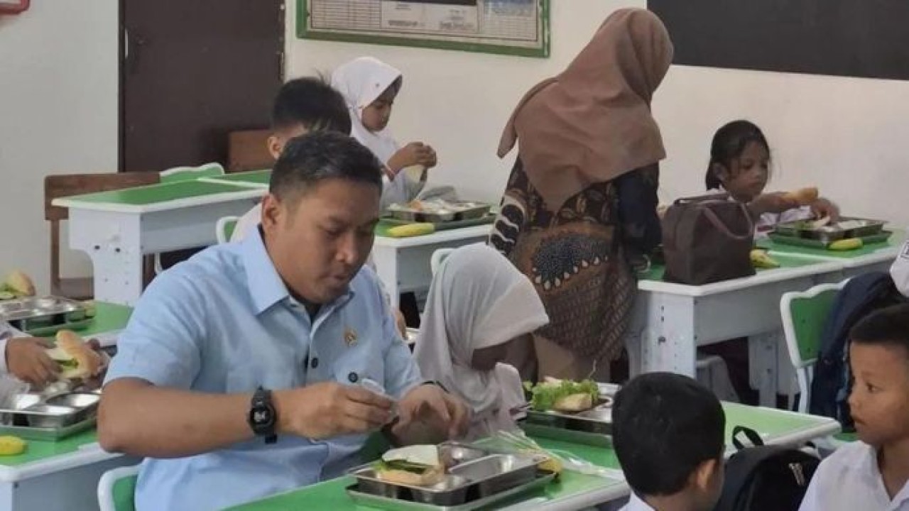 Kepala Badan Gizi Nasional (BGN) Sudaryono sidak ke SDN Bantarjati 9, Kota Bogor, Jawa Barat, Jumat, 24 Juli 2026 (Antara)