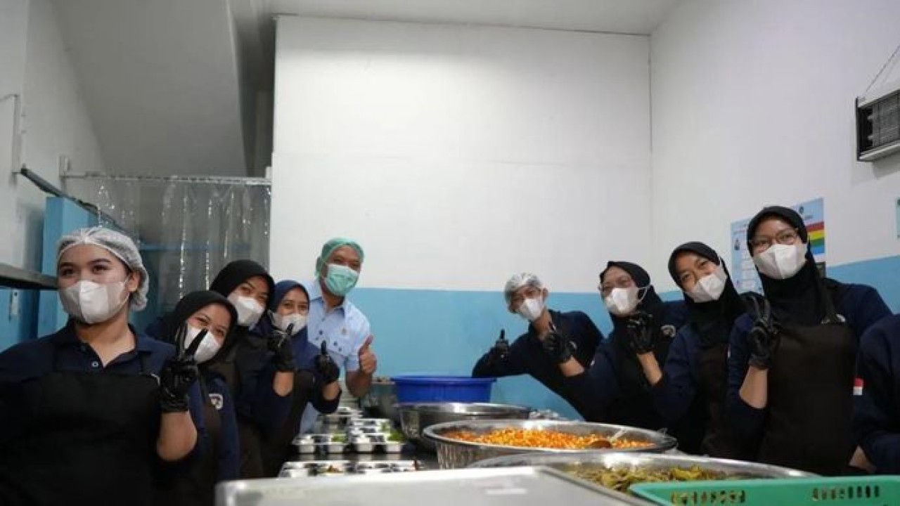 Kepala BGN Sudaryono (kiri, paling belakang) saat inspeksi mendadak di SPPG Bogor, Jawa Barat, pada Jumat, 24 Juli 2026 (Antara)