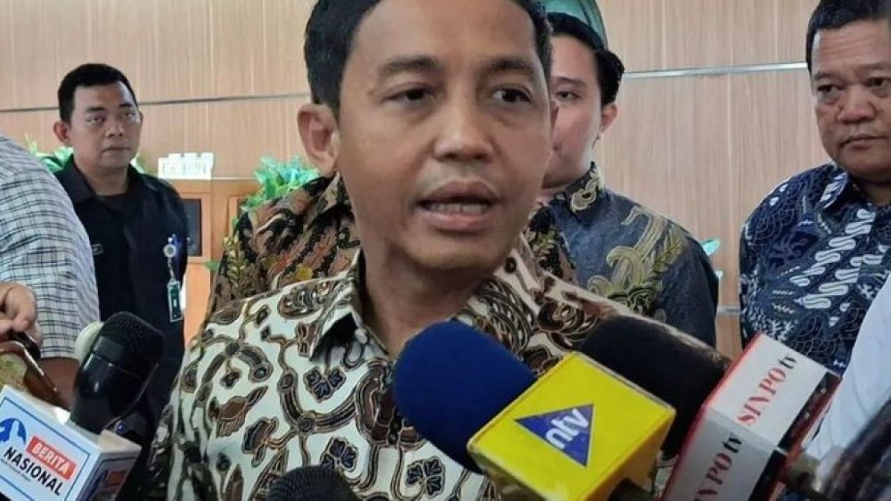 Menteri Kehutanan (Menhut) Raja Juli Antoni dalam konferensi pers terkait pencatutan namanya dalam OTT KPK Bupati Kuantan Singingi di Kantor Kemenhut, Jakarta. (Foto: Antara)