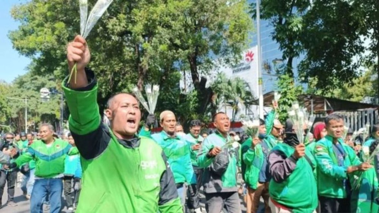 Sejumlah pengemudi ojol saat konvoi di sekitar Jalan Medan Merdeka Selatan Jakarta, Selasa (2/9/2025). (Foto: ANTARA)
