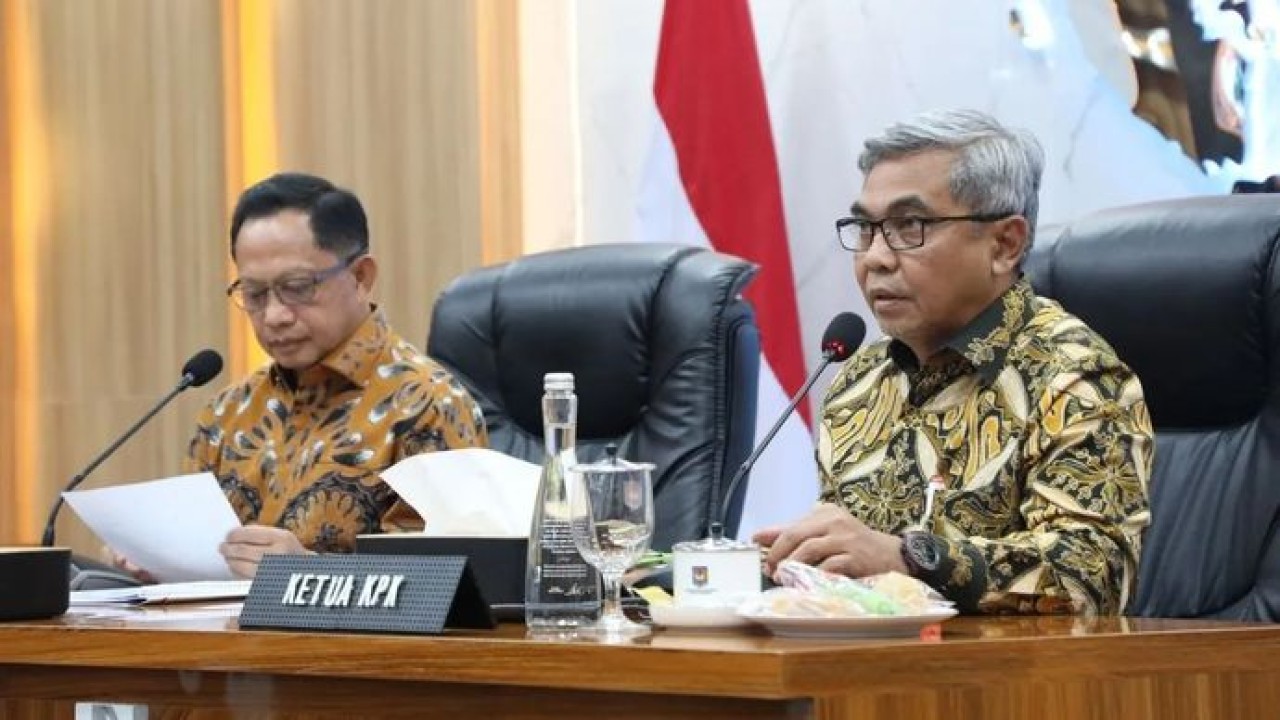 Menteri Dalam Negeri Tito Karnavian (kiri) dan Ketua Komisi Pemberantasan Korupsi Setyo Budiyanto memberikan keterangan kepada wartawan dalam konferensi pers di Kantor Kementerian Dalam Negeri, Jakarta, Jumat, 24 Juli 2026. (Antara)