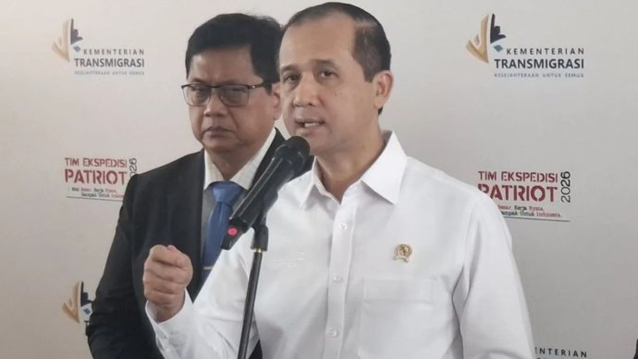 Menteri Transmigrasi Muhammad Iftitah Sulaiman Suryanagara (kanan) didampingi Wakil Menteri Transmigrasi Viva Yoga Mauladi (kiri) memberikan keterangan kepada wartawan seusai pelepasan Tim Ekspedisi Patriot 2026 di Balai Kartini, Jakarta, Rabu, 29 Juli 2026. (Antara)