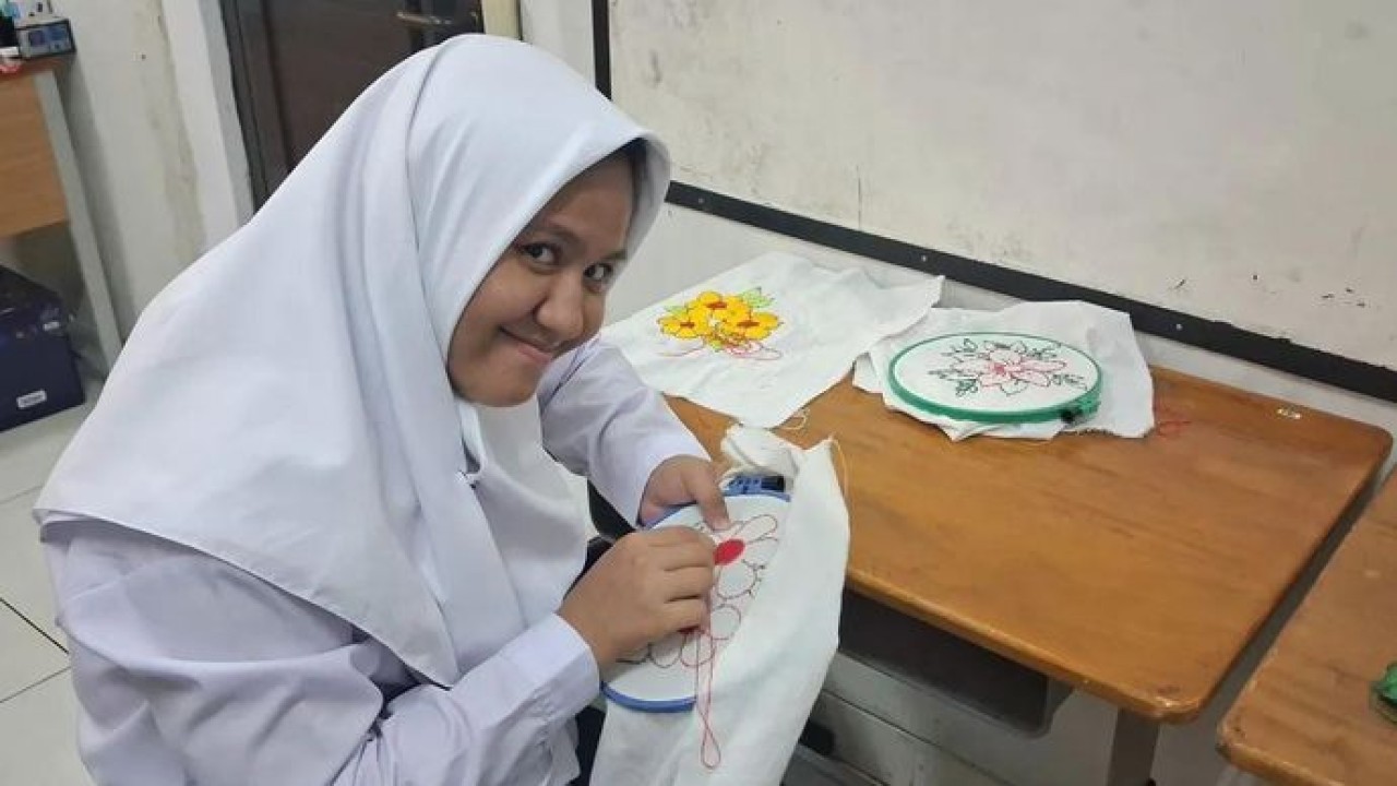 Seorang siswi SLB Negeri 2 Jakarta tengah menjahit usai jam pelajaran sebagai salah satu sarana menuangkan bakat melalui kegiatan ekstrakurikuler pada Senin, 13 Juli 2026 (Antara)