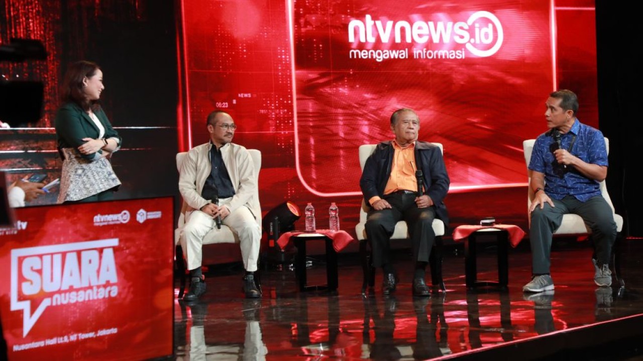 Mantan Ketua Komisi Pemberantasan Korupsi (KPK) periode 2011-2015, Abraham Samad (kedua dari kiri) saat menjadi narasumber program "Suara Nusantara" pada 12 Agustus 2026. (Foto: Dok/NTV)