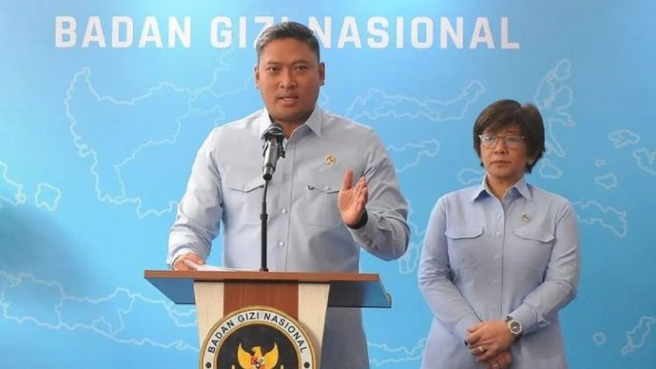 Kepala Badan Gizi Nasional (BGN) Sudaryono (kiri) didampingi Wakil Kepala BGN Agustina Arumsari (kanan) menyampaikan keterangan pers di kantor BGN Jakarta, Jumat (7/8/2026). Kepala Badan Gizi Nasional (BGN) Sudaryono menyatakan pihaknya telah memberh (Antara)