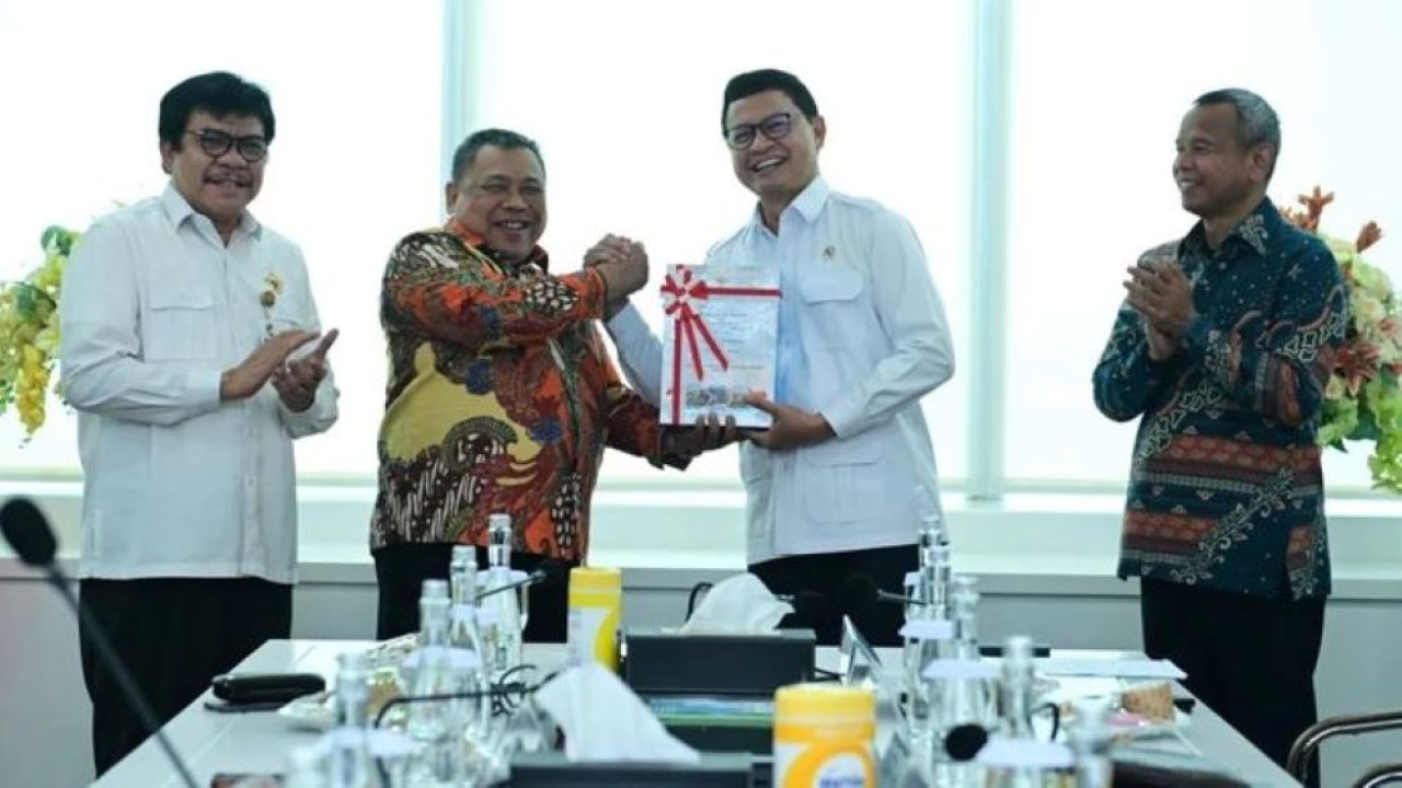 Anggota VI Badan Pemeriksa Keuangan (BPK) Fathan Subchi saat menyerahkan Laporan Hasil Pemeriksaan (LHP) atas Laporan Keuangan (LK) BPOM Tahun 2025 kepada Kepala BPOM Taruna Ikrar di Jakarta, Senin, 3 Agustus 2026. (Antara)