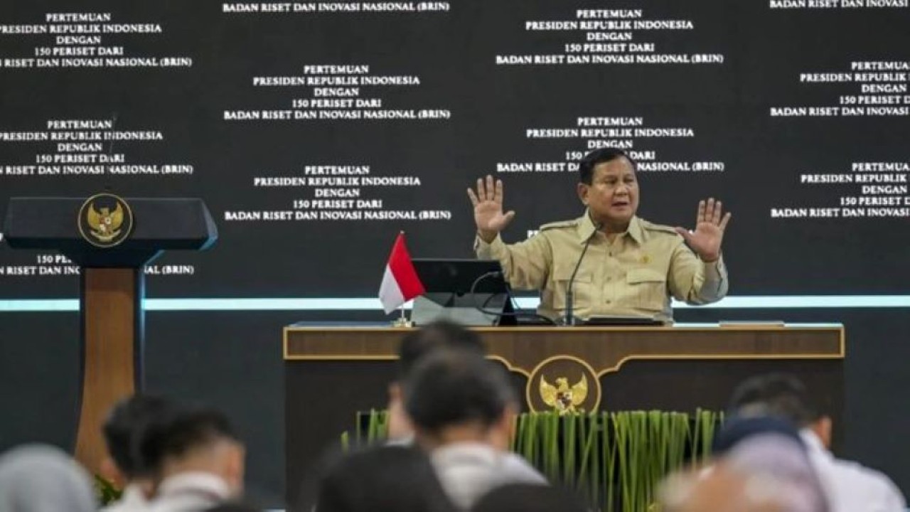 Presiden Prabowo Subianto memberikan arahan dalam acara pertemuan dengan periset dan peneliti Badan Riset dan Inovasi Nasional (BRIN) di halaman Istana Negara, Jakarta, Kamis, 6 Agustus 2026. Presiden Prabowo Subianto mengundang lebih dari 150 periset dan peneliti dari berbagai daerah di Indonesia untuk memamerkan dan menjelaskan secara langsung hasil riset dan inovasi yang mendukung program-program prioritas pemerintahan seperti tanggul laut raksasa (giant sea wall), Makan Bergizi Gratis (MBG), Sekolah Rakyat (SR), Gentengisasi, pengolahan sampah, dan program-program lainnya seperti kemandirian energi, ketahanan pangan, pertahanan dan keamanan, serta program tiga juta rumah. (Antara)