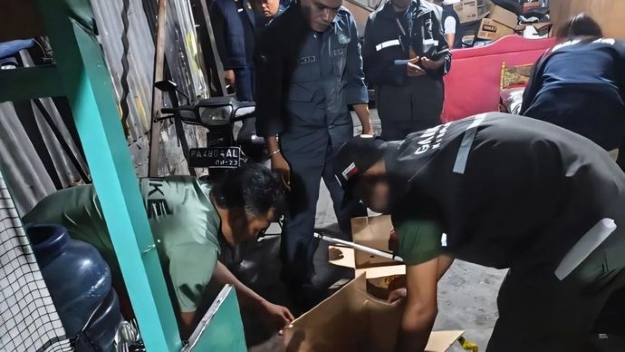 Direktorat Jenderal Penegakan Hukum Kehutanan (Ditjen Gakkum Kehutanan) Kementerian Kehutanan berhasil membongkar dugaan perdagangan satwa liar dilindungi di Facebook dan mengamankan lima ekor Kasturi Kepala Hitam, satu ekor Nuri Bayan, dan satu ekor Kakatua Koki. (Antara)