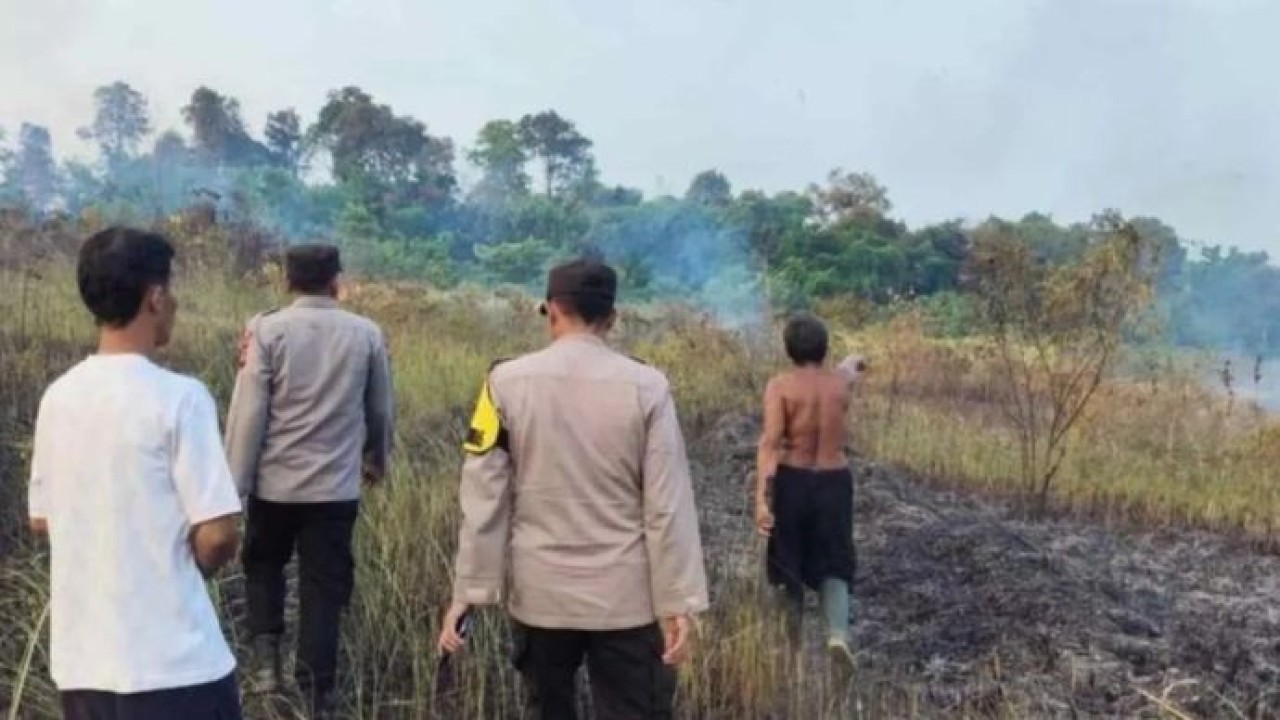 Arsip - Polisi dan warga OKU memadamkan karhutla di kawasan Perum Bungur Raya Residen, Kelurahan Sukajadi dengan alat seadanya. (Antara)