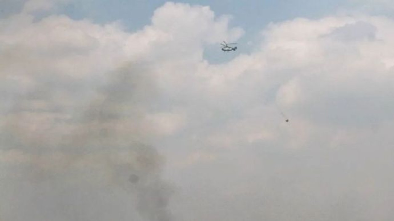Helikopter water bombing berupaya memadamkan kebakaran lahan di Petuk Katimpun, Palangka Raya, Kalimantan Tengah, Selasa (11/8/2026). (Antara)