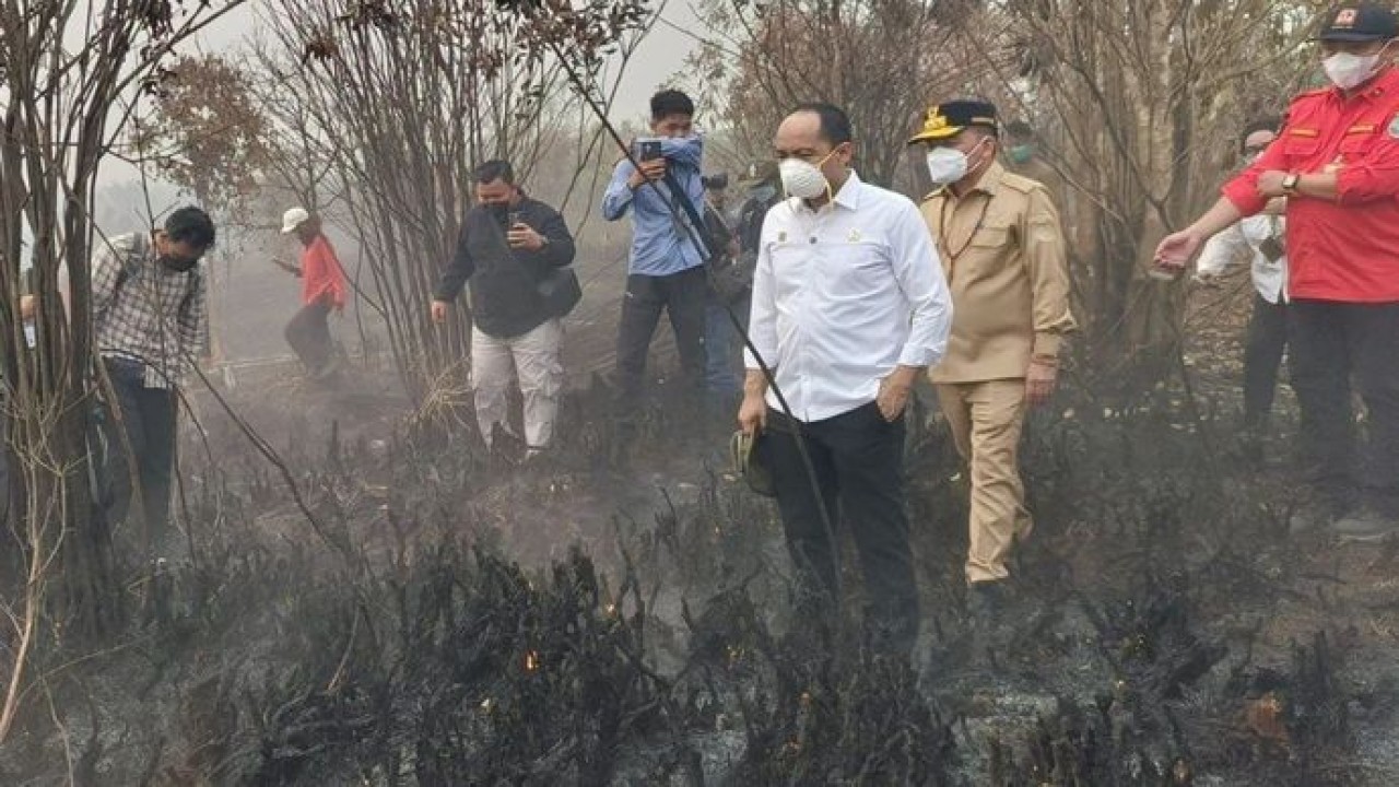 Menhut Raja Juli Antoni didampingi Gubernur Kalteng Agustiar Sabran dan lainnya memantau penanganan karhutla di kawasan Petuk Katimpun, Kota Palangka Raya, Rabu (19/8/2026). (Antara)