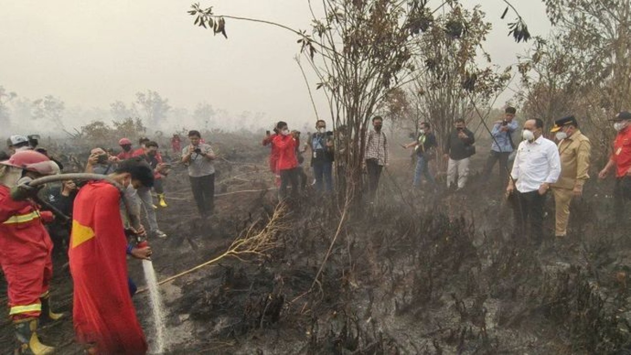 Menhut Raja Juli Antoni berjumpa dengan Rudiansyah yang mengenakan kostum superman saat berpartisipasi dalam penanganan karhutla di kawasan Petuk Katimpun, Palangka Raya, Kalimantan Tengah, Rabu (19/8/2026). (Antara)
