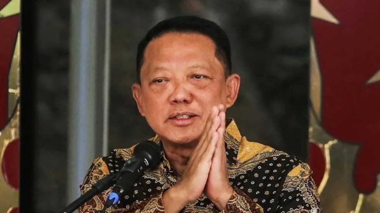 Arsip foto - Jaksa Agung Muda Tindak Pidana Khusus (Jampidsus) Kejaksaan Agung Febrie Adriansyah memberikan salam usai menyampaikan keterangan saat konferensi pers di Kejaksaan Agung, Jakarta (Antara)