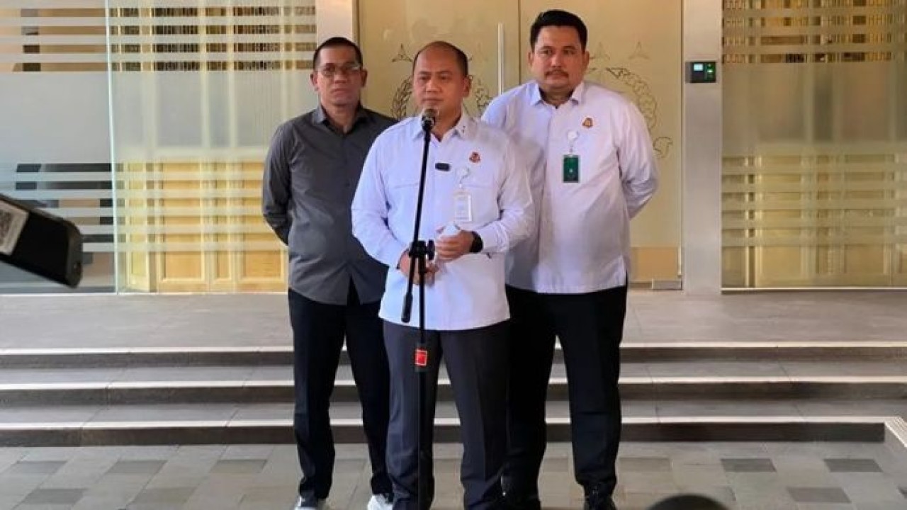 Kepala Pusat Penerangan Hukum (Kapuspenkum) Kejaksaan Agung Anang Supriatna (tengah). (Antara)