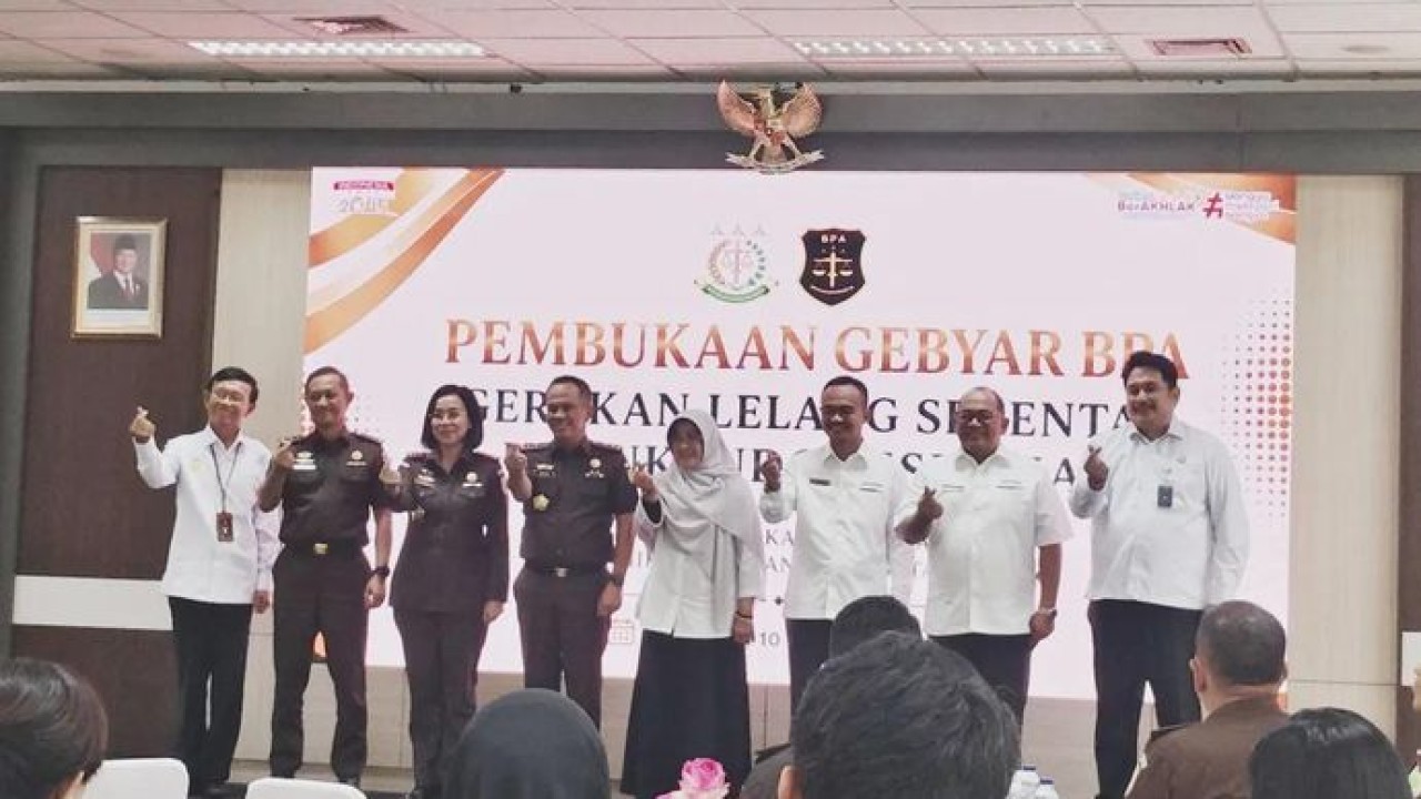 Jajaran Badan Pemulihan Aset (BPA) Kejaksaan Agung (Kejagung) dan DJKN Kemenkeu RI meresmikan pelaksanaan lelang serentak di Gedung BPA Kejagung, Jakarta (Antara)
