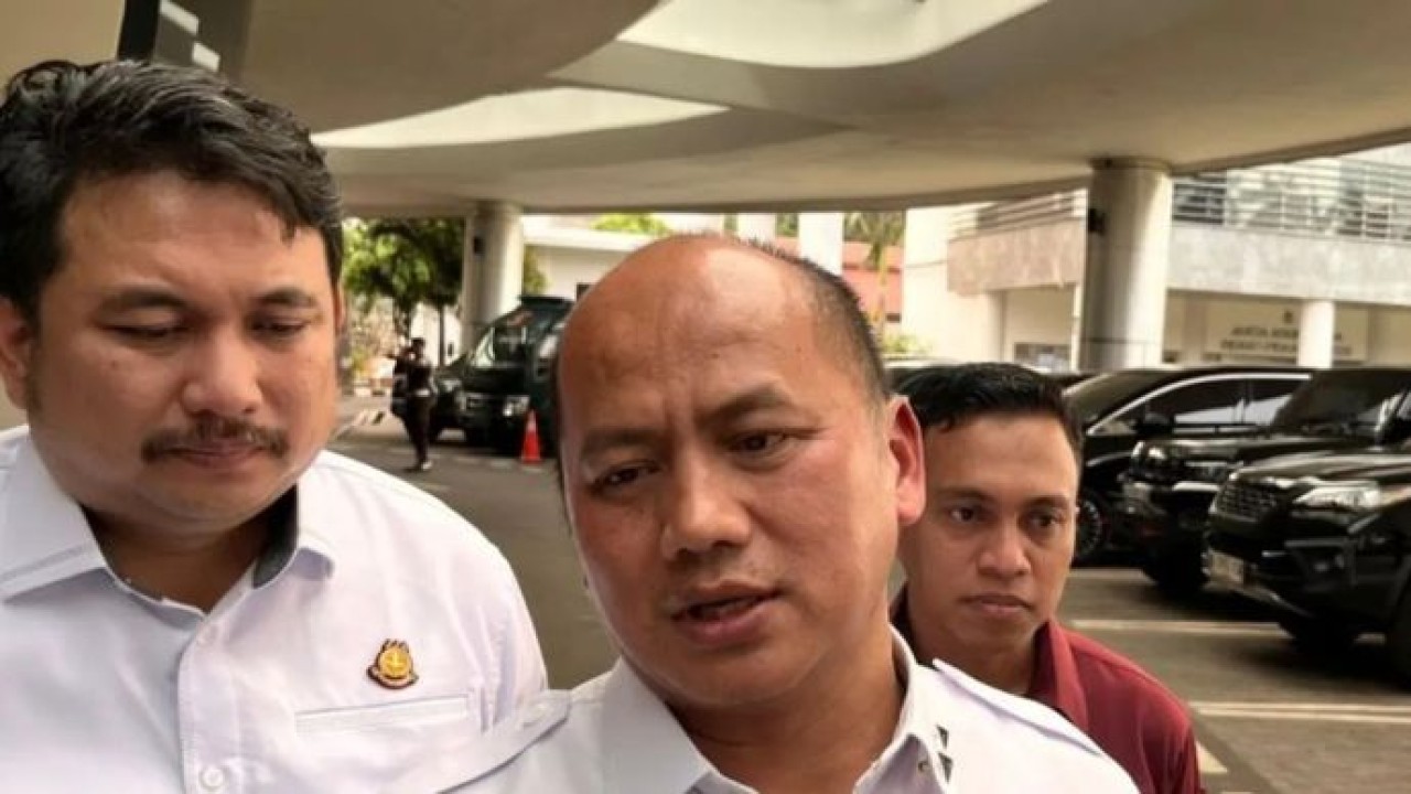 Kepala Pusat Penerangan Hukum Kejaksaan Agung Anang Supriatna (tengah) memberikan keterangan pers di Gedung Kejaksaan Agung, Jakarta (Antara)