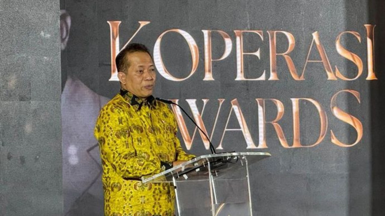 Menteri Koperasi Ferry Juliantono (tengah) dalam ajang Koperasi Awards 2026 di Jakarta, Kamis (20/8/2026) malam. (Antara)