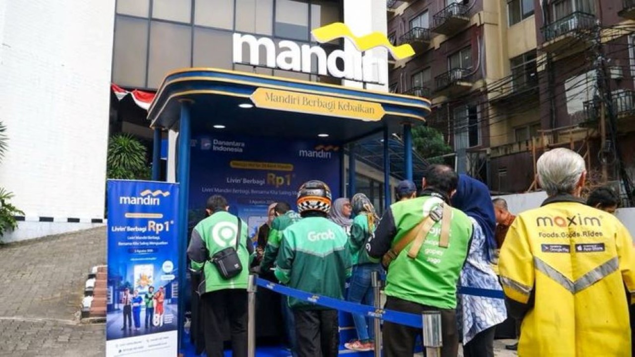 Bank Mandiri Bagikan 3.360 Paket Makanan untuk Pekerja Rentan Jelang HUT RI ke-81. (Mandiri)