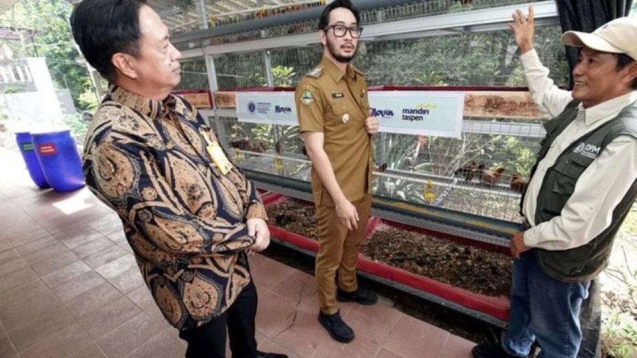 Direktur Utama PT Bank Mandiri Taspen Panji Irawan (kiri), Bupati Bandung Barat Jeje Ritchie Ismail (tengah), dan penggagas fasilitas pengolahan magot dari Institut Teknologi Bandung (ITB) Linus Ampang Pasasa (kanan) meninjau fasilitas budidaya unggas terpadu dan pengelolaan sampah organik menggunakan magot black soldier fly (BSF) di Bandung Barat, Jawa Barat (Antara)