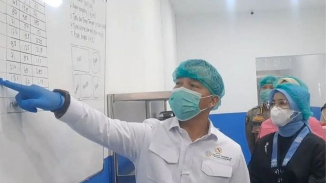Menteri Kependudukan dan Pembangunan Keluarga (Mendukbangga) Republik Indonesia, Wihaji saat meninjau operasional dan pelayanan SPPG MBG 3B di Pangkalbalam, Kota Pangkalpinang, Kamis (5/8/2026). (Antara)