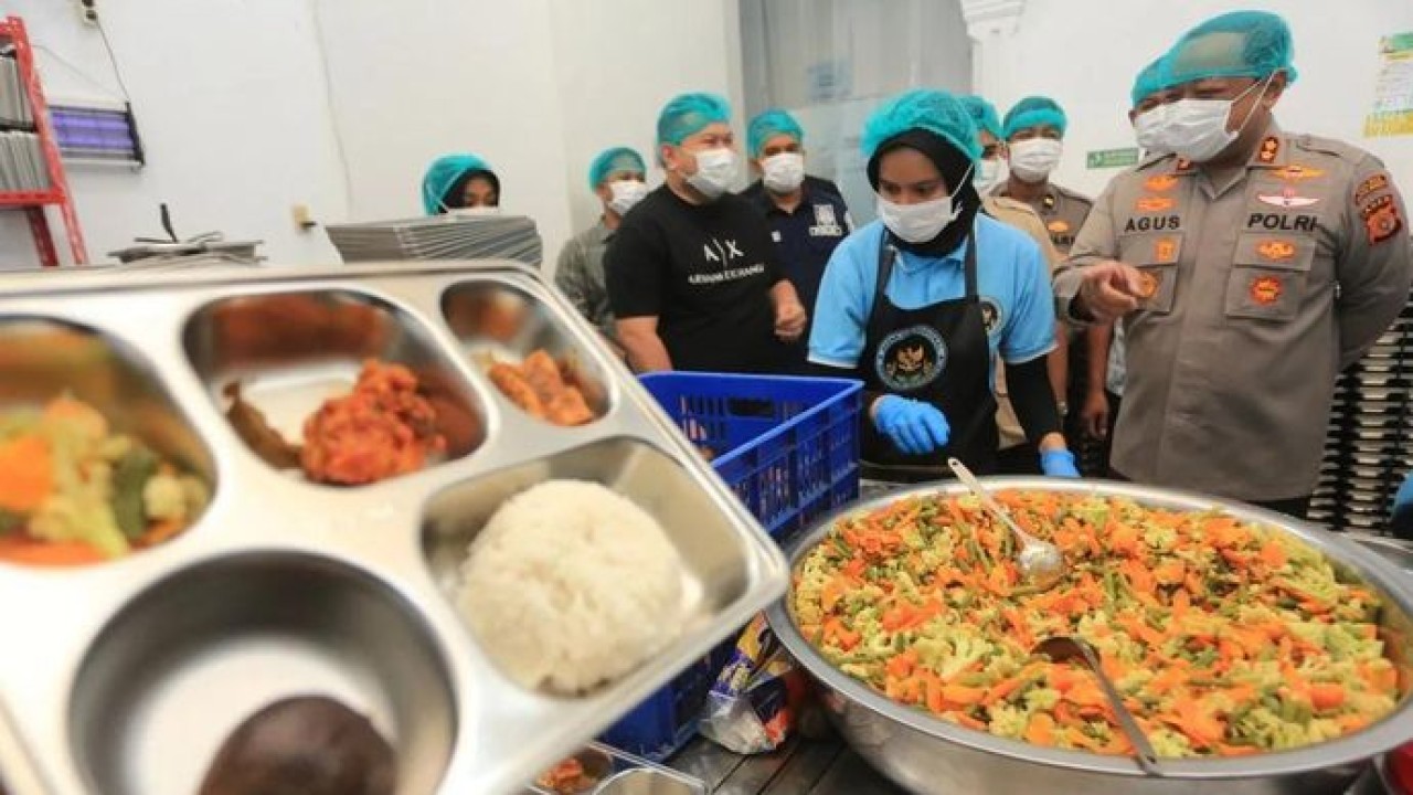 Arsip - Kapolres Aceh Barat AKBP Agus Sulistianto (kanan) melihat proses makanan Program Makan Bergizi Gratis (MBG) di salah satu dapur Satuan Pelayanan Pemenuhan Gizi (SPPG) milik Polres Aceh Barat, Aceh, Kamis (6/8/2026). Badan Gizi Nasional (BGN) (Antara)