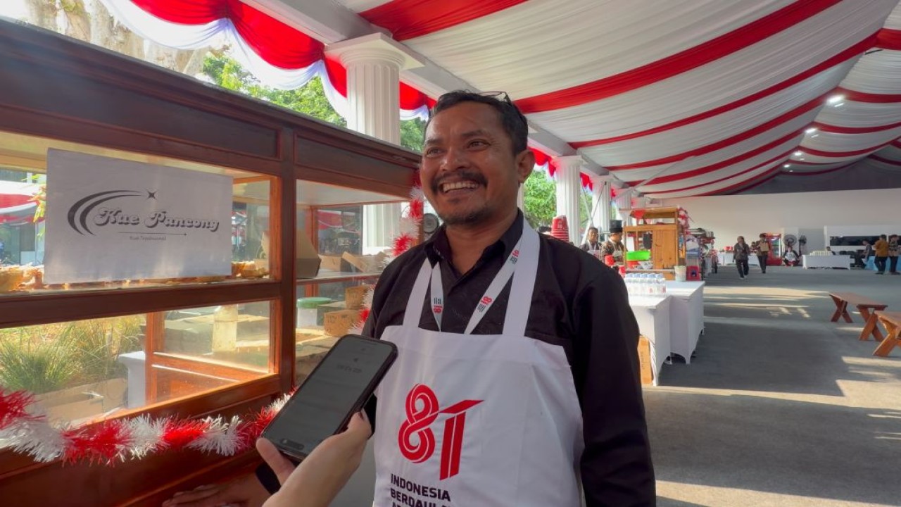 Pedagang kue pancong, Iwan Setiawan, menjadi salah satu pelaku UMKM yang mendapat undangan dari Presiden Prabowo Subianto dalam momen HUT ke-81 RI di Kompleks Istana Kepresidenan, Jakarta, Senin (17/8/2026). (Foto: Dok/Istimewa/Bakom RI)