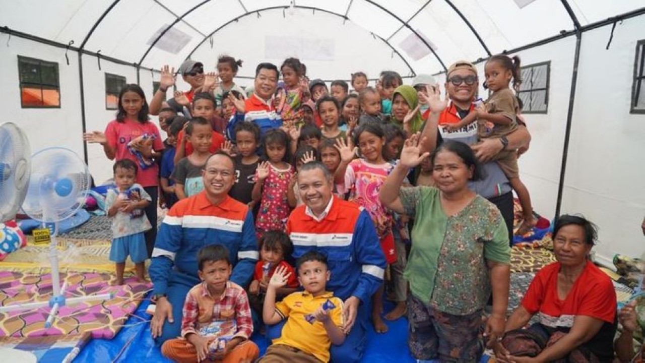 Corporate Secretary Pertamina, Arya Dwi Paramita, secara simbolis memberikan bantuan bagi para pengungsi di posko Pertamina Peduli Lapangan Barangkolong, Reo, Kabupaten Manggarai, Nusa Tenggara Timur (NTT), Kamis 20 Agustus 2026. (Pertamina)