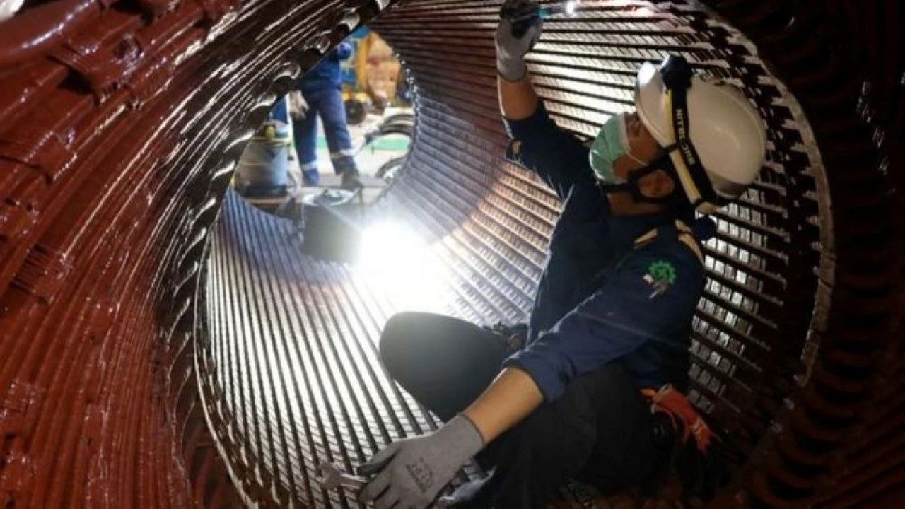 Proses perbaikan komponen sistem pelumasan (lubrication system) pada turbin uap salah satu unit PLTU. (Antara)