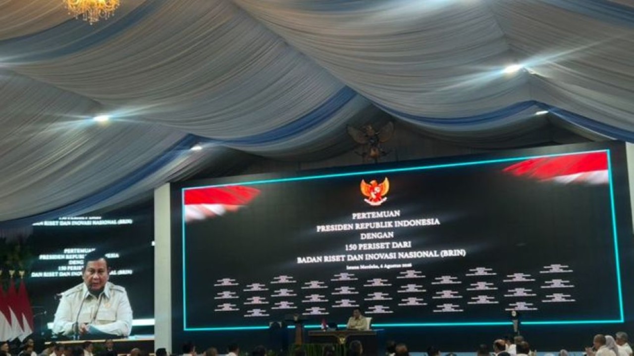 Presiden Prabowo Subianto menyampaikan taklimat dalam pertemuan dengan sekitar 150 peneliti Badan Riset dan Inovasi Nasional (BRIN) di halaman Istana Kepresidenan. (Foto: NTVnews)
