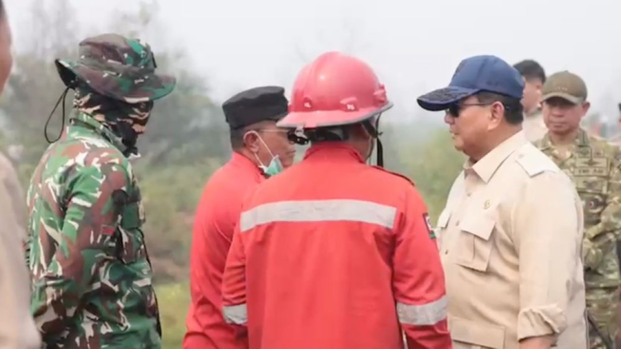 Presiden Prabowo Subianto meninjau secara langsung upaya penanganan karhutla di Kalimantan. (Foto: Bakom RI)