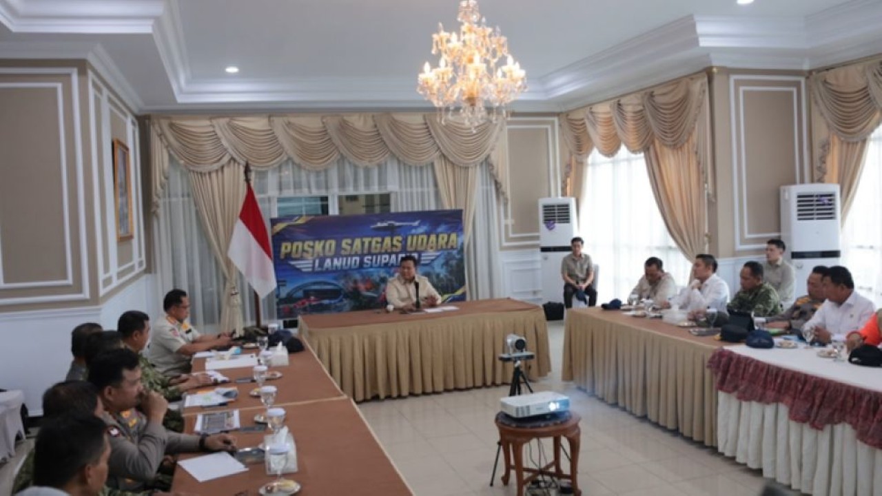 Presiden Prabowo Subianto memimpin rapat terbatas kebakaran hutan dan lahan di Kalimantan. (Foto: Bakom RI)
