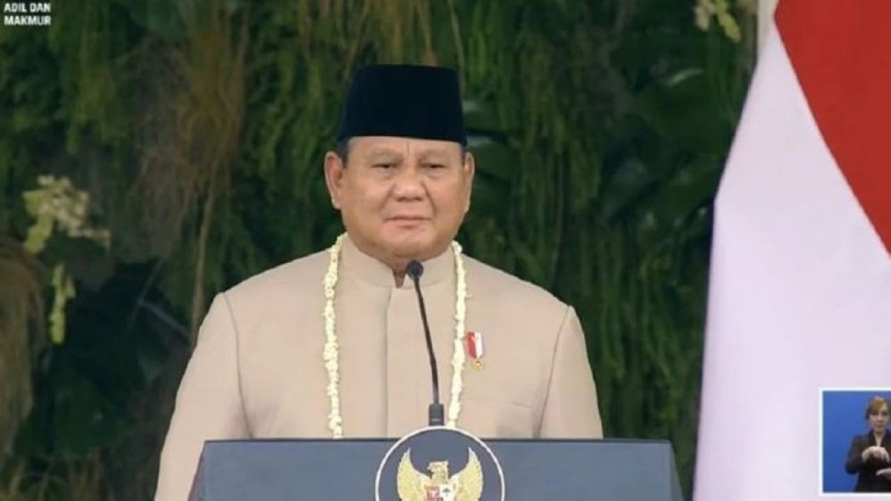 Arsip - Presiden Prabowo Subianto berdiri di mimbar kehormatan dalam prosesi Upacara Penurunan Bendera HUT ke-81 Kemerdekaan RI di Istana Merdeka. (Foto: Antara)