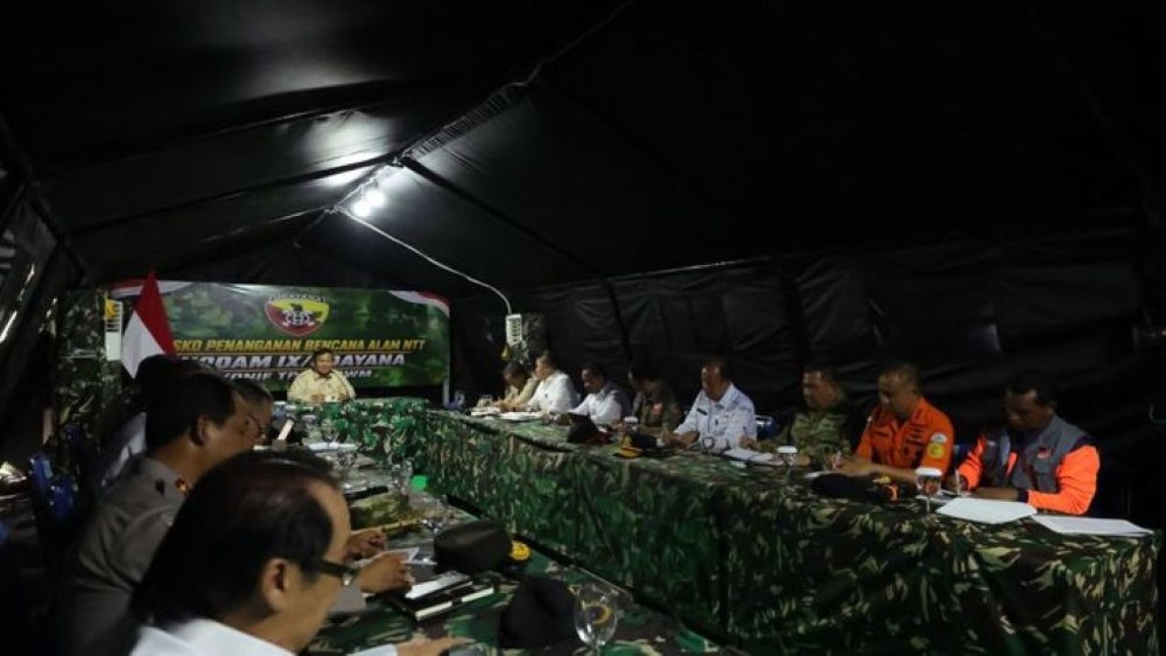 Presiden Prabowo Subianto menegaskan penanganan bencana harus berorientasi pada kebutuhan rakyat dan tidak boleh terganggu oleh agenda kunjungan pejabat. (Foto: Istimewa)