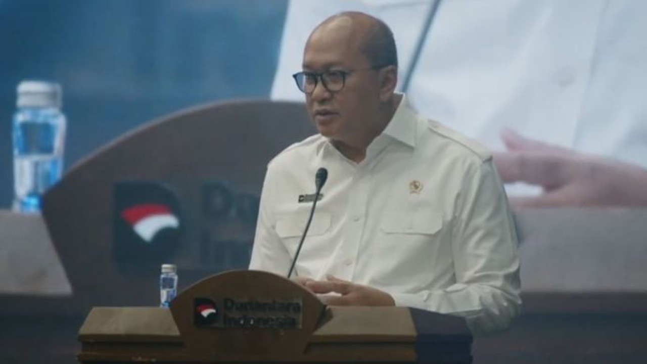 CEO Danantara sekaligus Menteri Investasi dan Hilirisasi Rosan Roeslani menyampaikan paparan dalam peluncuran Motor Listrik Nasional (MOLINAS) di Cikarang, Kabupaten Bekasi, Jawa Barat, Kamis (13/8/2026).