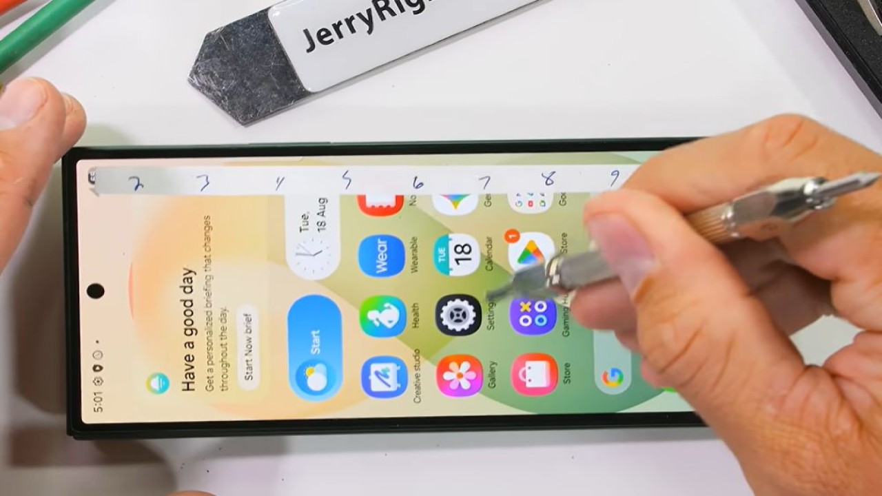 Samsung Galaxy Z Fold8 Ultra lolos pada uji tekuk pertama, tetapi tumbang di percobaan kedua. (Foto: Tangkapan layar YouTube JerryRigEverything)