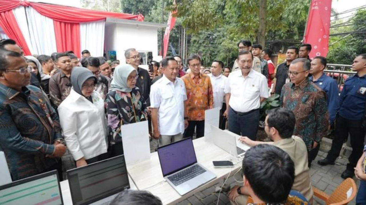 Menteri Dalam Negeri Muhammad Tito Karnavian (kemeja putih tengah) menghadiri Peluncuran Digitalisasi Akta Kelahiran melalui Integrasi SatuSehat-SIAK di Puskesmas Pasar Minggu, Jakarta, Selasa (11/8/2026). (Antara)