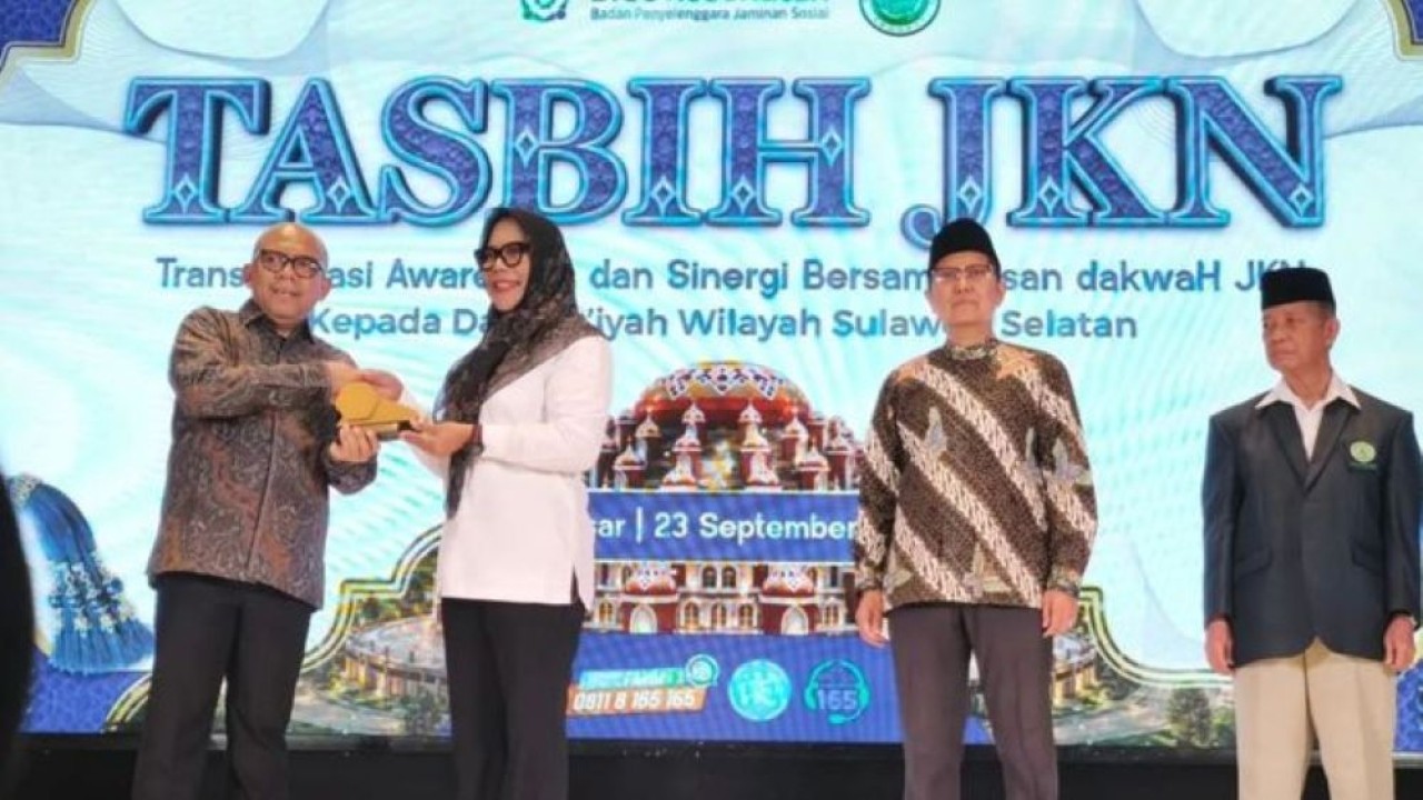Direktur Kepesertaan BPJS Kesehatan Akmal Budi Yulianto (kiri) menyerahkan cendera mata kepada Kepala Dinas Kesehatan Sulsel Evy Mustikawati Arifin (dua kiri) disaksikan Wakil Ketua Umum Majelis Ulama Indonesia (MUI) KH Cholil Nafis (dua kanan) dan Ketua MUI Sulsel Prof KH Najamuddin Abduh Shafa (kanan) di sela kegiatan Tasbih JKN (Transformasi, Awareness dan Sinergi Bersama Insan Dakwah) Dai, Daiyah wilayah Sulsel, di Hyatt Place, Jalan Jenderal Sudirman Makassar, Sulawesi Selatan, Rabu (23/9/2026). (Foto: Antara)