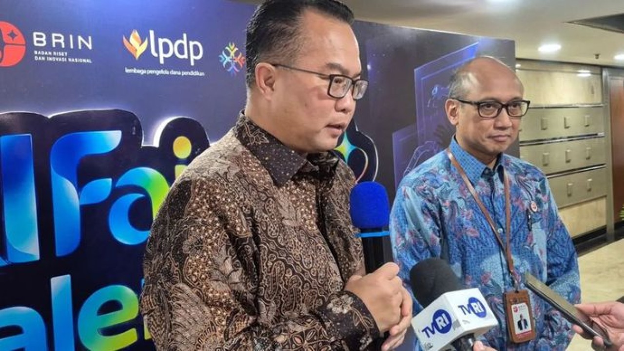 Kepala Badan Riset dan Inovasi Nasional (BRIN) Arif Satria (kiri) ditemui di sela-sela kegiatan Puncak Indonesia Research and Innovation Fair (IRIFair) 2026 di Jakarta, Kamis (24/9/2026). (Antara)