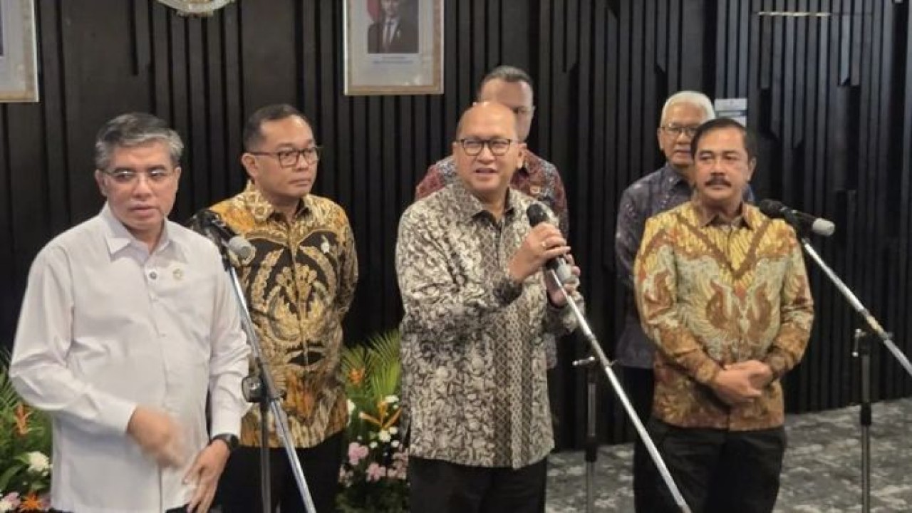 Menteri Ketenagakerjaan Yassierli (kiri), Menteri Investasi dan Hilirisasi/Kepala BKPM Rosan Perkasa Roeslani (tengah), Menteri Imigrasi dan Pemasyarakatan Agus Andrianto (kanan) dalam konferensi pers, di Jakarta, Rabu, 9 September 2026. (Antara)