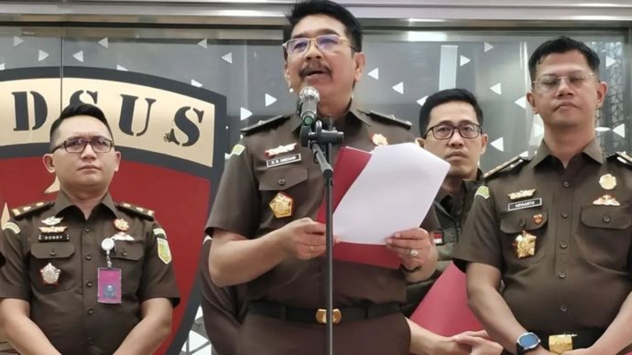 Direktur Penyidikan (Dirdik) Jampidsus Kejaksaan Agung Saiful Bahri Siregar (tengah) memberikan keterangan pers di Gedung Jampidsus Kejaksaan Agung, Jakarta, Senin (7/9/2026). (Antara)