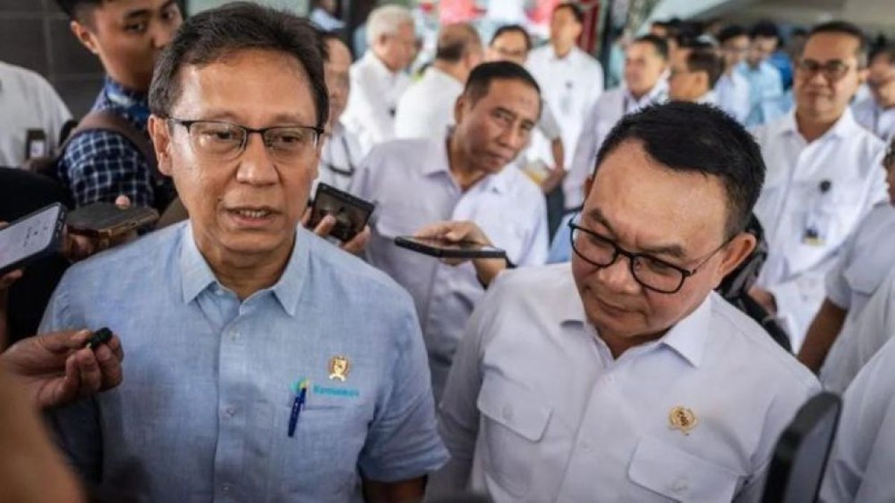 Kepala Staf Kepresidenan Jenderal TNI (Purn.) Dudung Abdurachman (kanan) bersama Menteri Kesehatan Budi Gunadi Sadikin (kiri) menjawab pertanyaan wartawan di Kantor Staf Presiden, Bina Graha, Istana Kepresidenan, Jakarta, Senin (31/8/2026). (Foto: Antara)