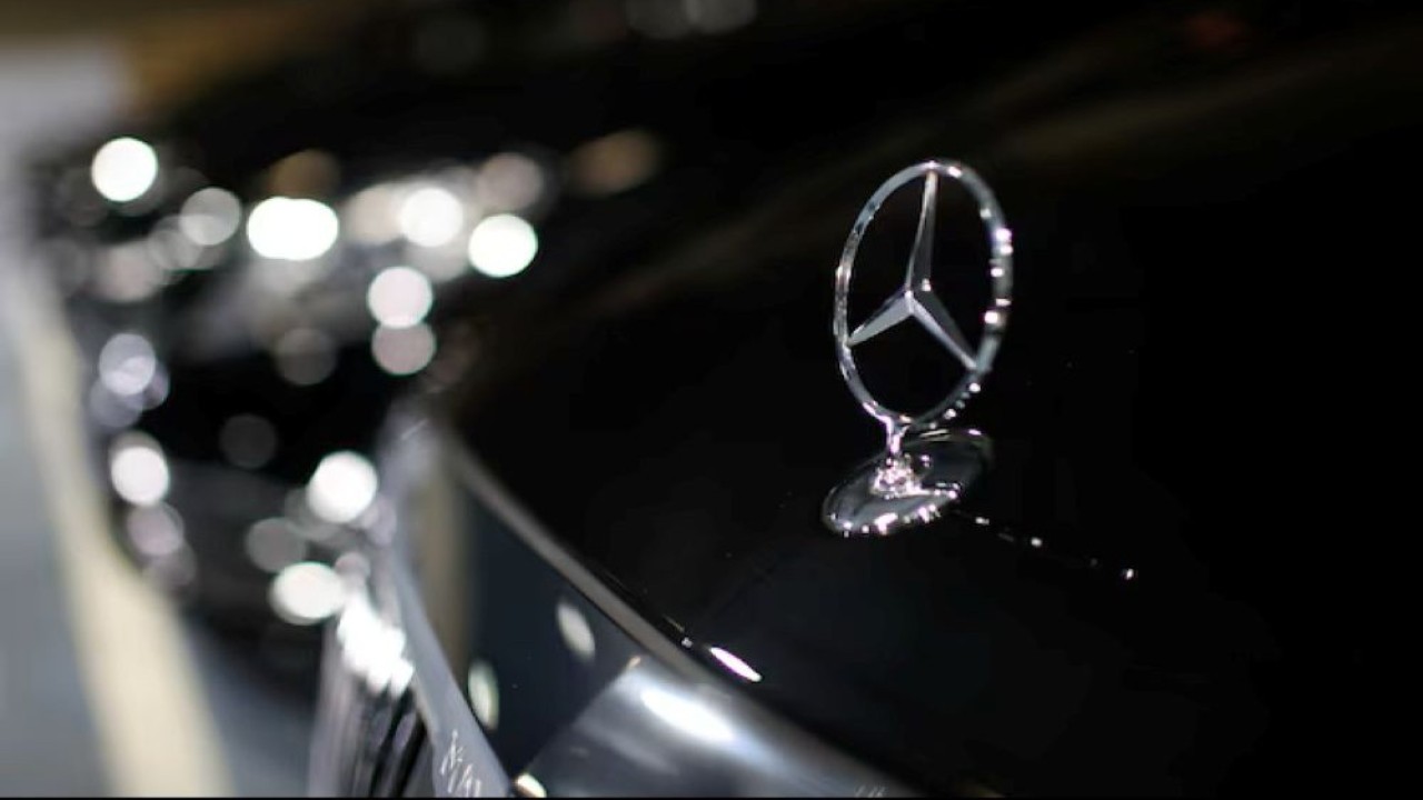 Logo Mercedes-Benz terlihat pada sebuah mobil di kantor pusat Chabe, di Nanterre dekat Paris, Prancis, 2 Juli 2020. (Foto Dok/Gonzalo Fuentes/Reuters)