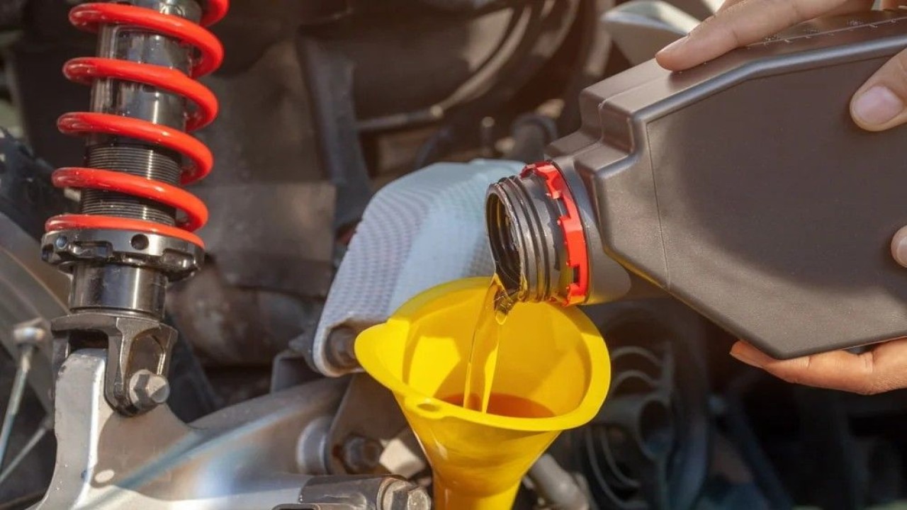 Produk oli palsu kini semakin sulit dibedakan dari barang asli karena kemasan dibuat menyerupai produk resmi hingga ke detail terkecil. (Foto: Istimewa)