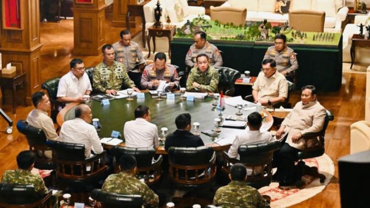 Presiden Prabowo Subianto menerima Panglima TNI Jenderal TNI Agus Subiyanto dan Kapolri Jenderal Polisi Listyo Sigit Prabowo di kediamannya di Hambalang, Kabupaten Bogor, Jawa Barat. (Foto: Istimewa)