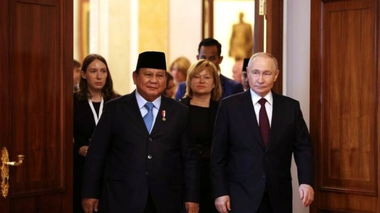 Presiden Prabowo Subianto dan Presiden Vladimir Putin menunjukkan keakraban saat perpisahan di Kremlin, simbol kuat persahabatan Indonesia-Rusia yang terus terjalin. (Foto: Bakom RI)
