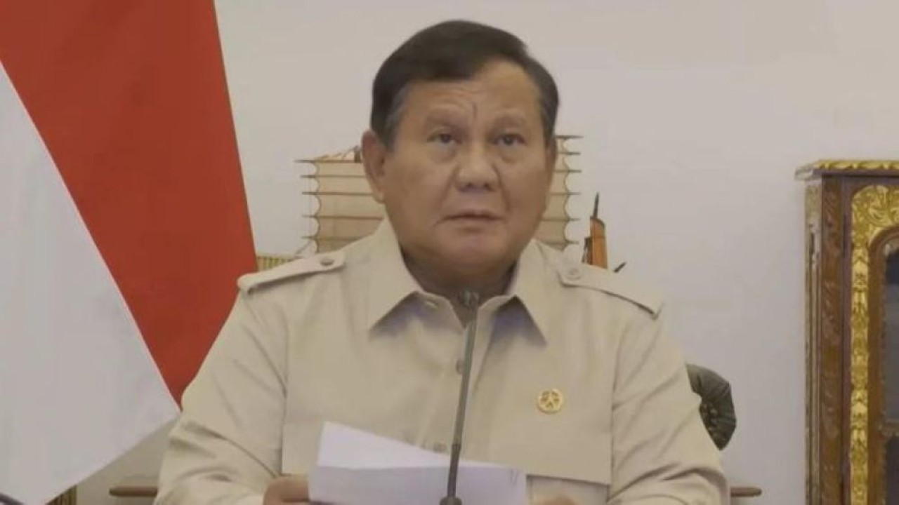 Tangkapan layar - Presiden Prabowo Subianto memimpin rapat terbatas penanganan sejumlah bencana di Indonesia secara daring di Jakarta. (Foto: Antara)