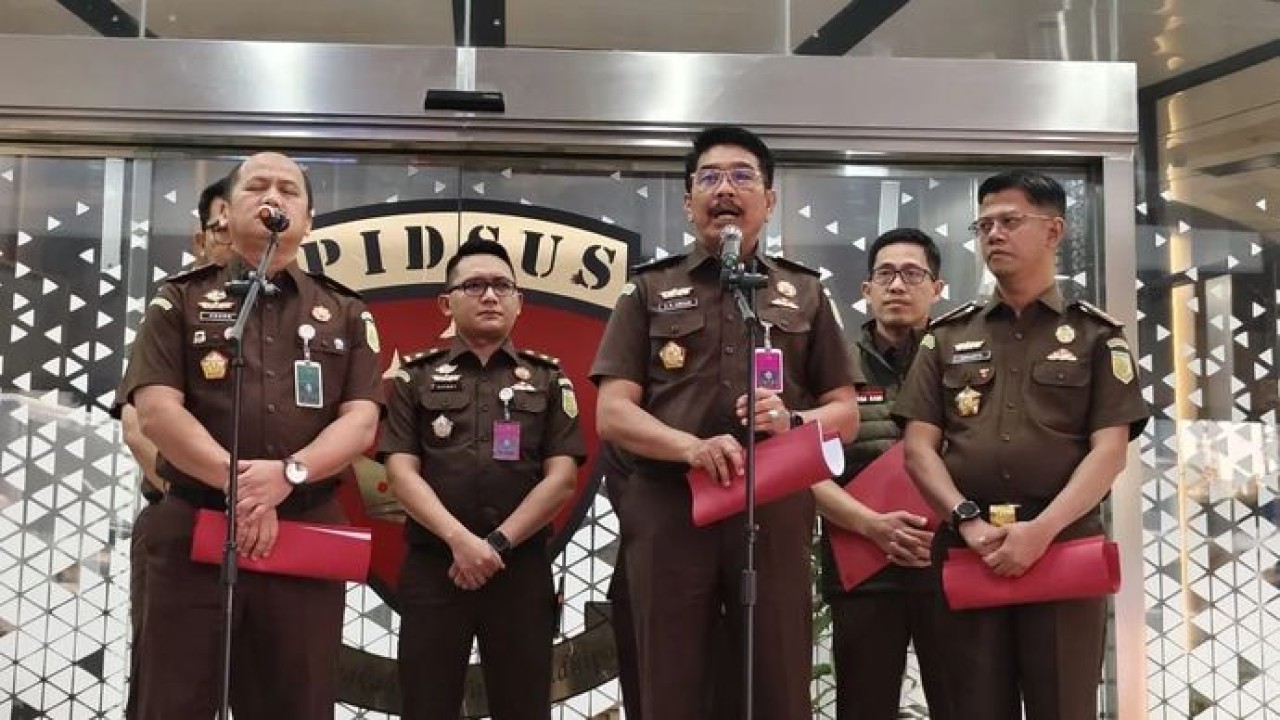 Direktur Penyidikan (Dirdik) Jampidsus Kejaksaan Agung Saiful Bahri Siregar (ketiga dari kanan) memberikan keterangan pers di Gedung Jampidsus Kejaksaan Agung, Jakarta (Antara)