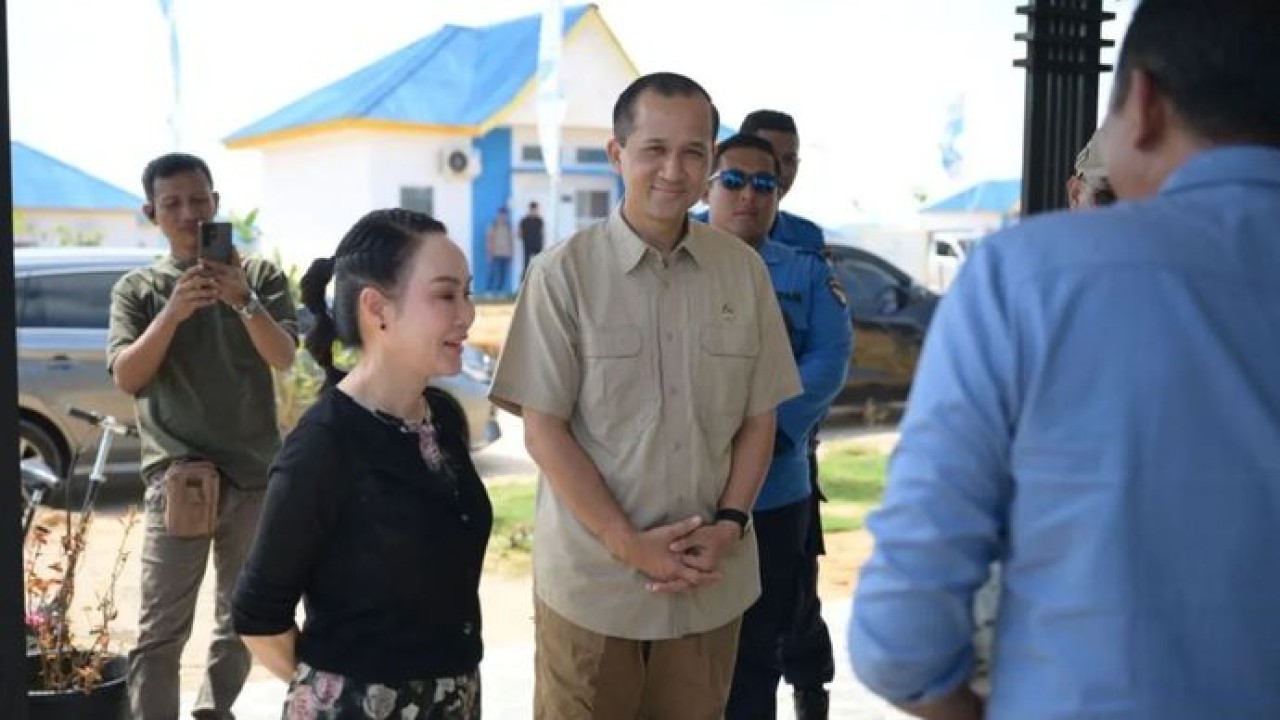Menteri Transmigrasi Muhammad Iftitah Sulaiman Suryanagara (tengah) (Antara)